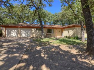 736 Briarwood Ln, Hurst, TX 76053