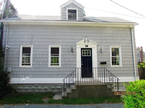 9 Bowery Ct, Newport, RI 02840