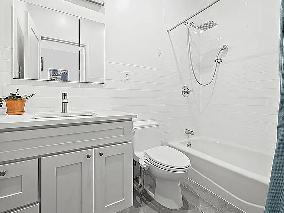 5th image of 208A Calyer St #1A