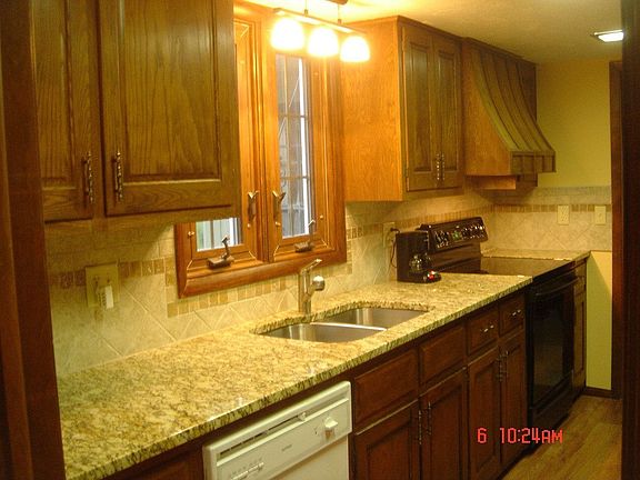 Kitchen w/ new granite, floor, & backsplash.