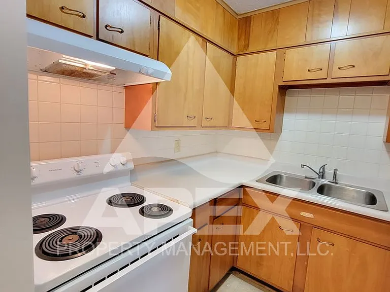 Elmwood Apartments — Photo 8