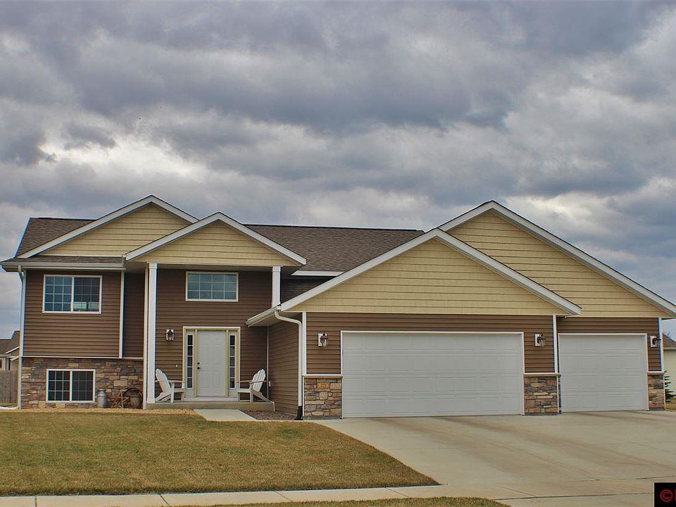 1st image of 221 Harbor Hill Dr