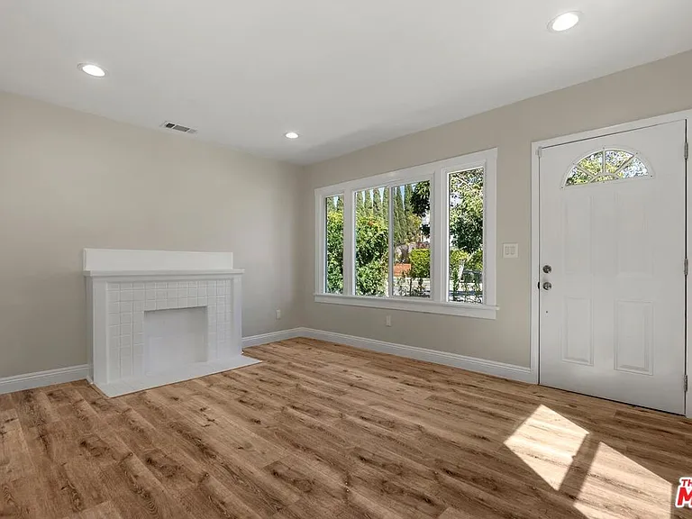 747 N Wilton Pl — Photo 2