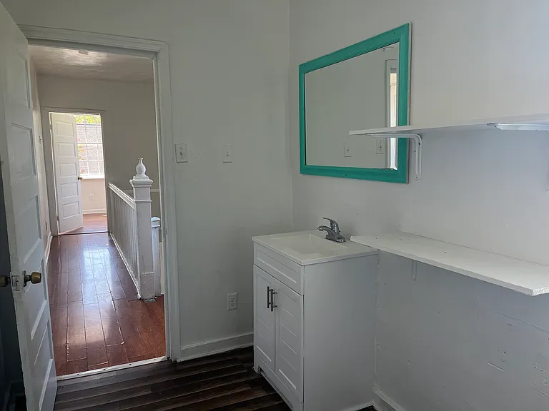 2401 Oak St — Photo 5