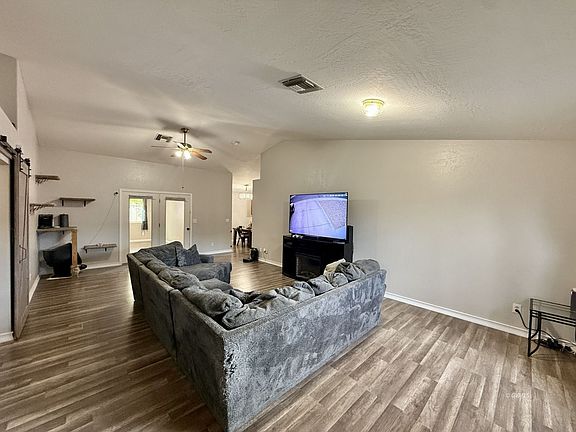 3rd image of 1615 S Hummingbird Ln