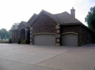 9704 Par 3 Dr, Hutchinson, KS 67502