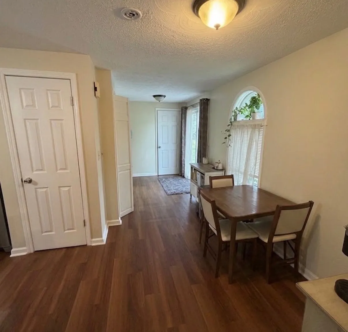 3 bed, 1.5 bath, 1150 sqft, $2,400 — Photo 4