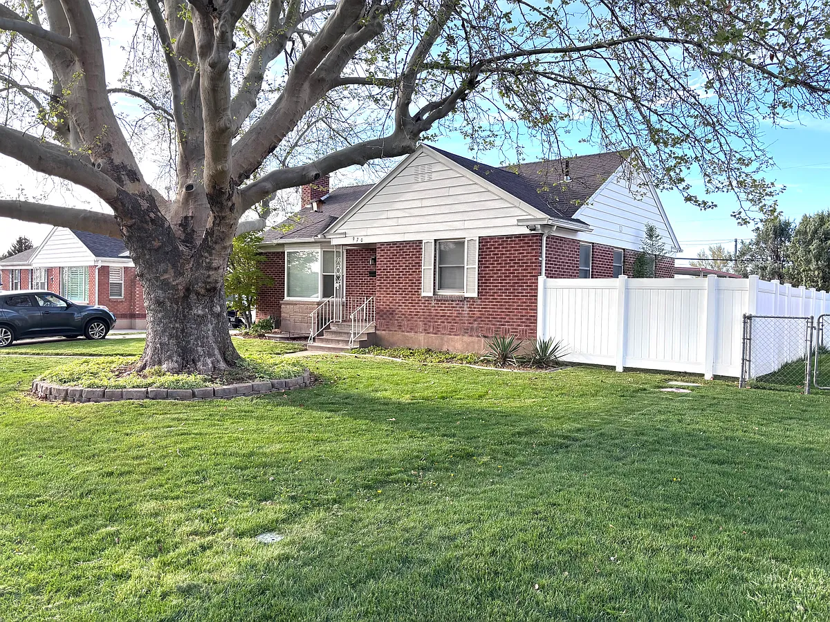 Building Photo - 970 Maple St