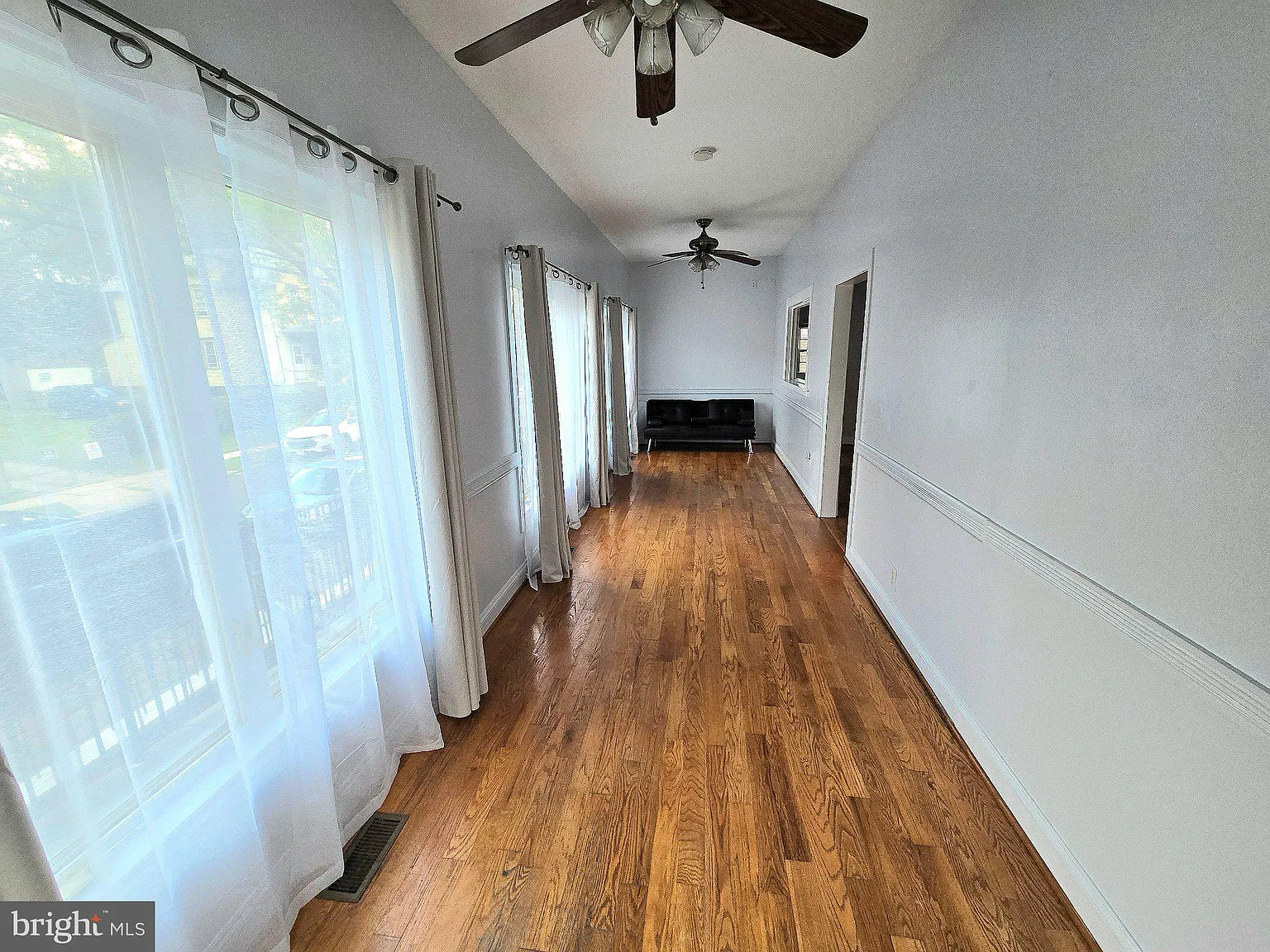 3 bed, 1.5 bath, 2520 sqft, $2,500 — Photo 3