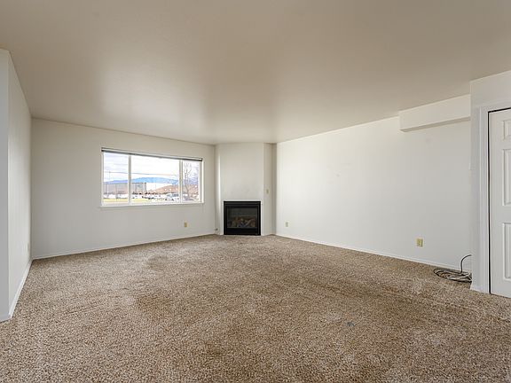 3-Bed 2-Bath Living Room