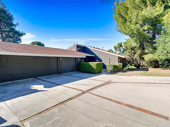 4th image of 27411 Santa Fe St