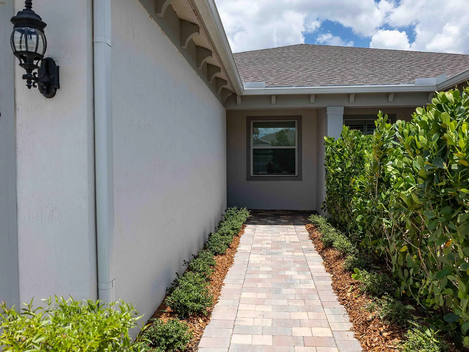 3 bed, 2.0 bath, 1579 sqft, $3,000 — Photo 3