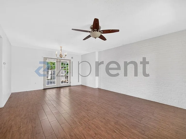 2207 Montclair Dr — Photo 1