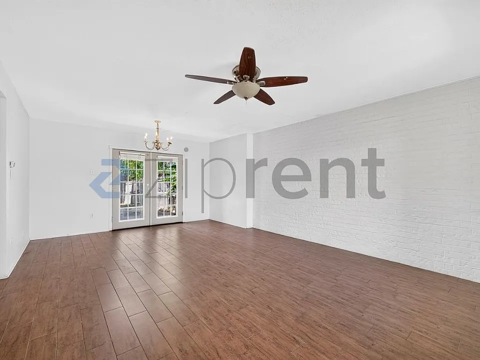 2207 Montclair Dr