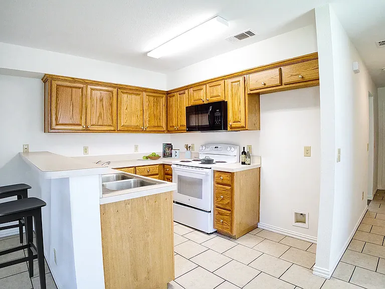 1728 S. Waco Street — Photo 15
