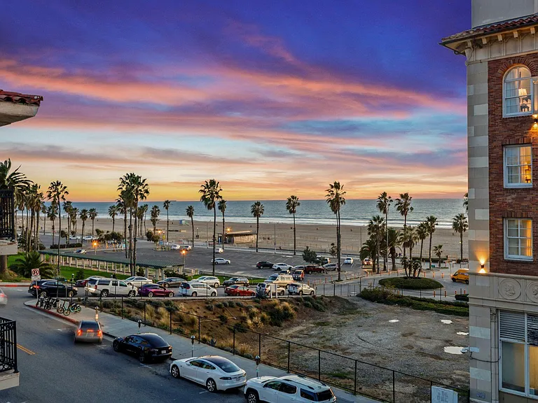 The Stanley on Ocean Way — Photo 9
