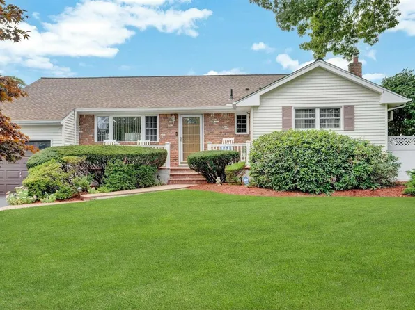 6 Roxborough Avenue, Patchogue, NY 11772