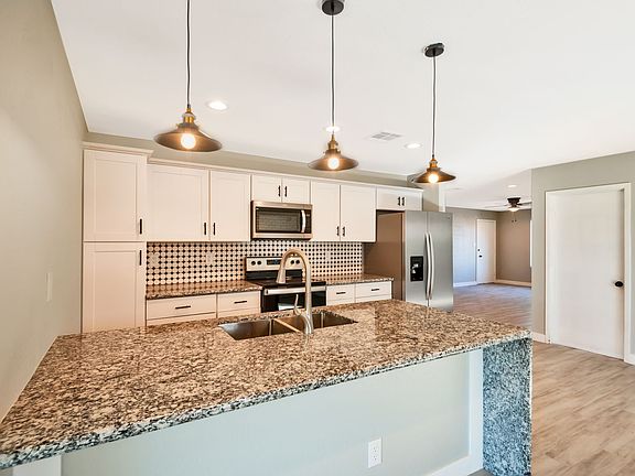 4th image of 513 E Laguna Dr