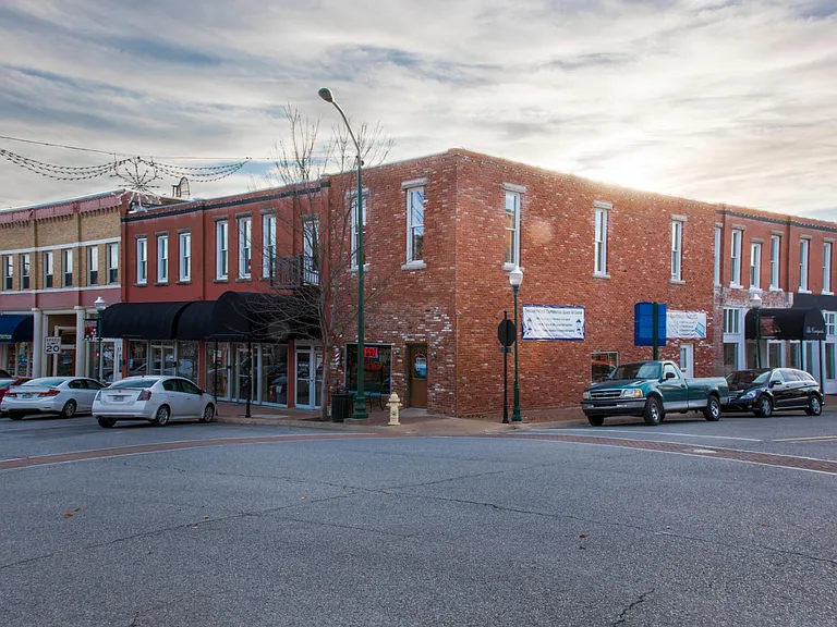 114 E University St — Photo 17