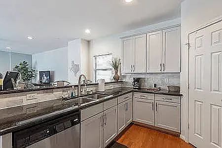 3 bed, 3.5 bath, 2200 sqft, $2,700 — Photo 4
