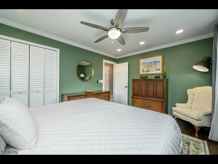 60 Kenneth Pl — Photo 7