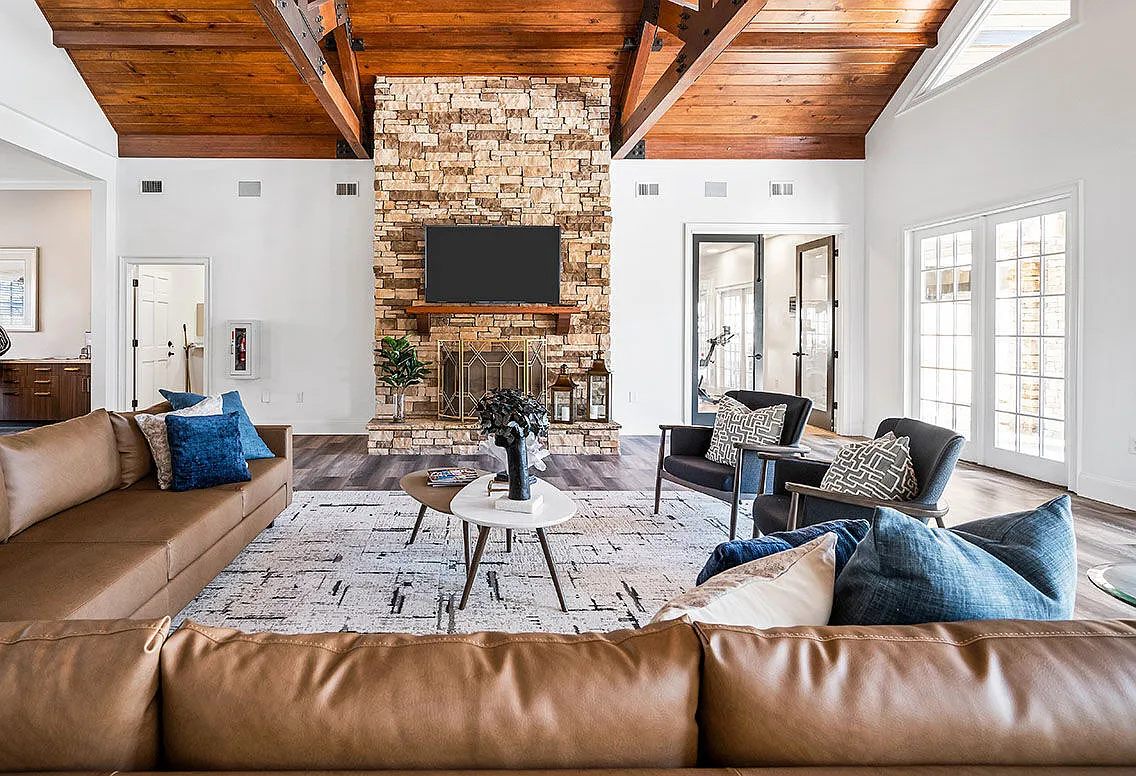 Houston Lake Apartments — Photo 4
