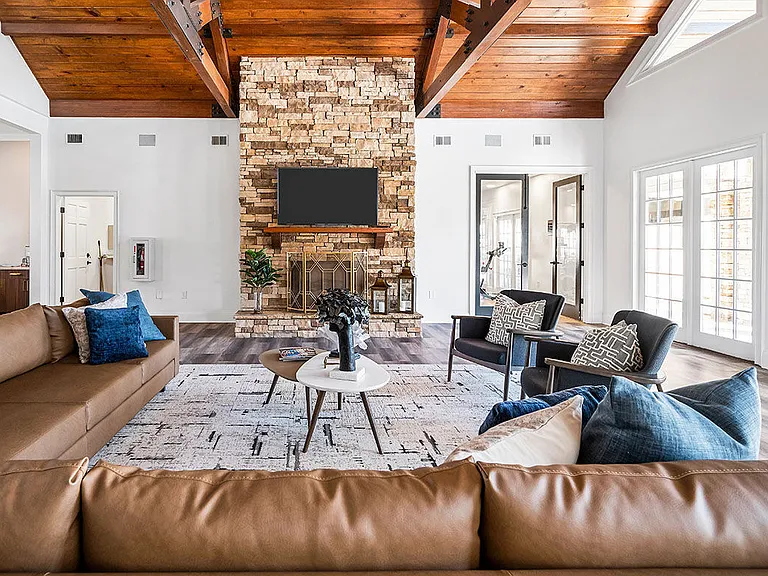 Houston Lake Apartments — Photo 4