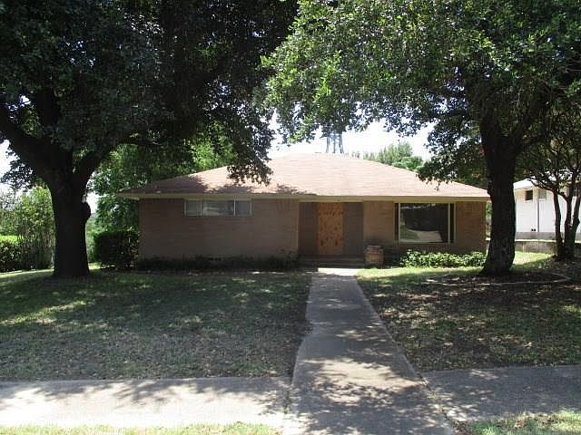 1st image of 2404 Southwood Dr