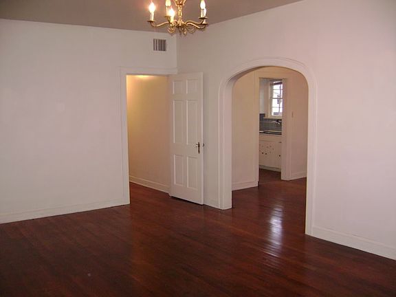 4th image of 261 Washington St