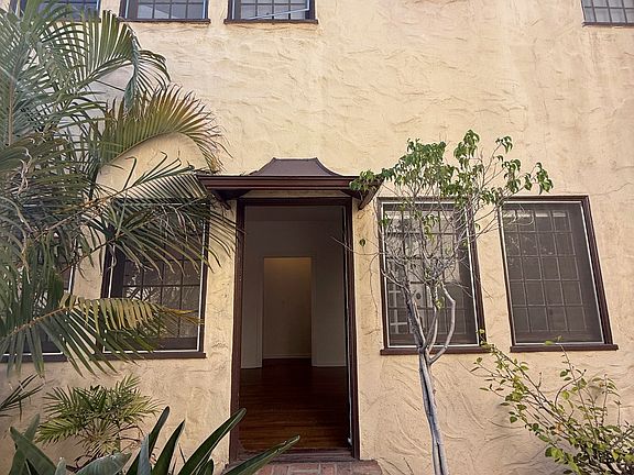 3rd image of 2233 N Cahuenga Blvd