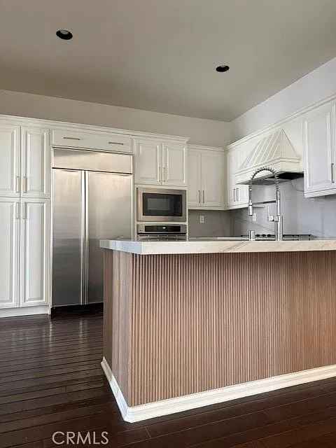 3 bed, 3.5 bath, 2305 sqft, $8,600 — Photo 4