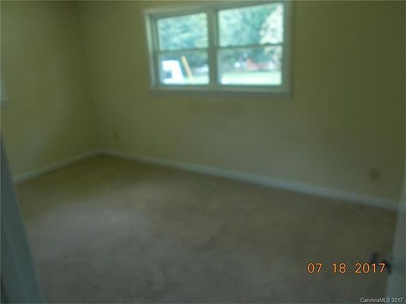 5th image of 210 Briarwood Lake Dr
