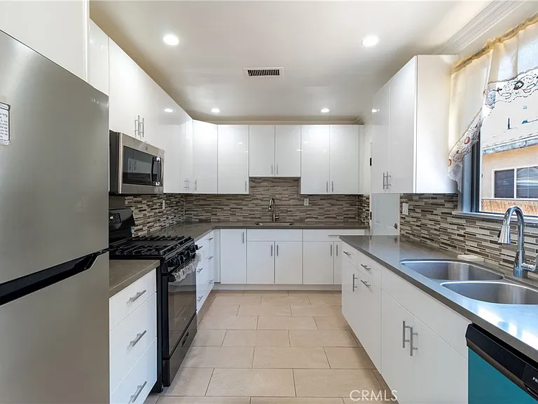 5034 Newcastle Ave — Photo 1