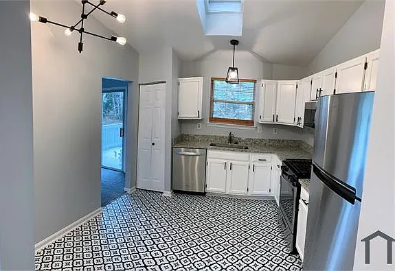 6 bed, 2462 sqft, $5,019 — Photo 2