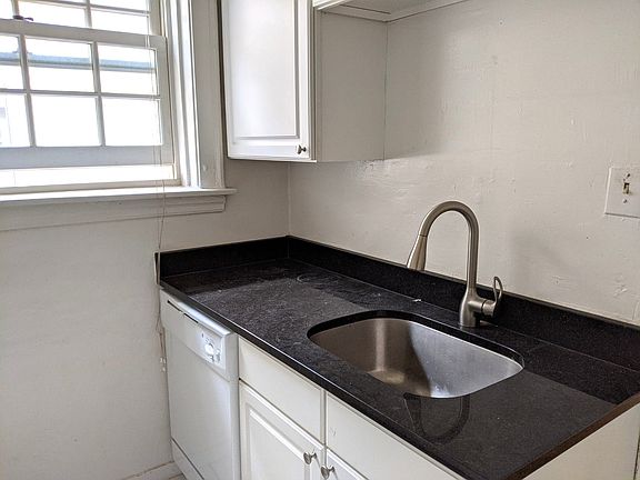 3rd image of 1452 Oak Ave #3N