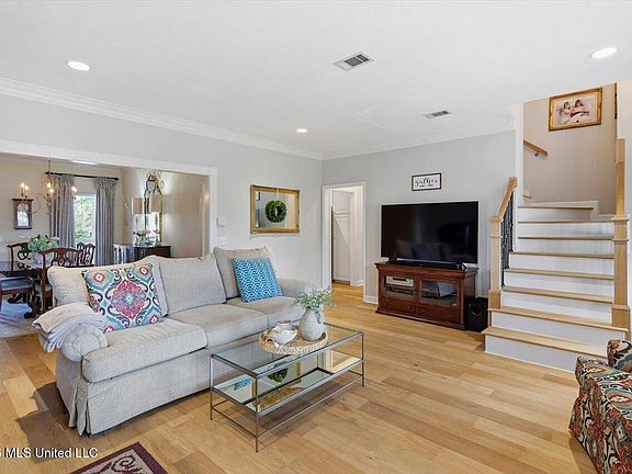 5th image of 300 Cypress Creek Rd