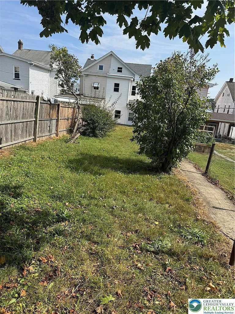 3 bed, 1.5 bath, 1315 sqft, $1,950 — Photo 4