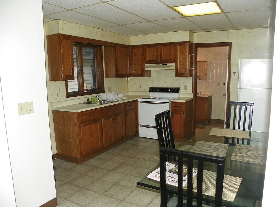 kitchen (14'-1/2 x 12'-1/2)