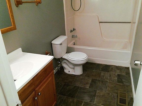 4th image of 34 Richmond Hill Est