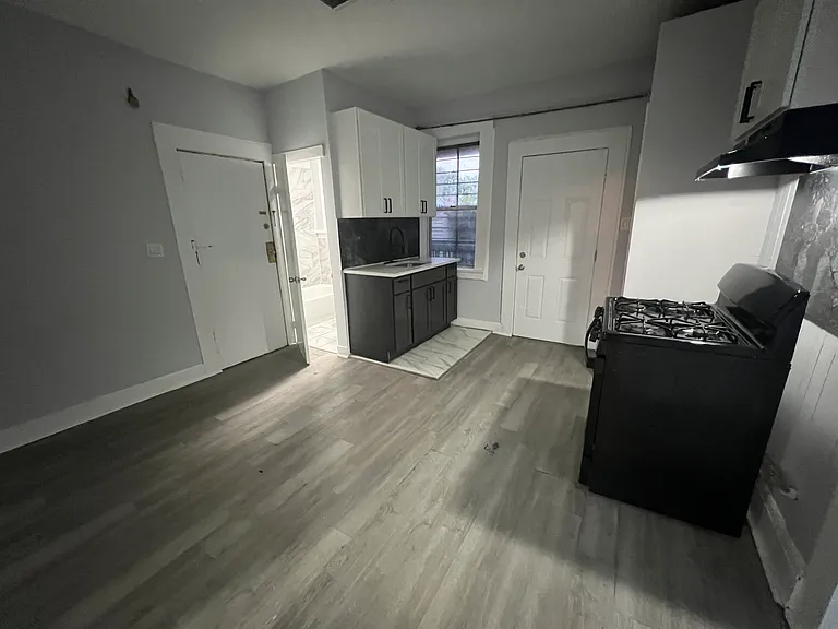 104-106 Lawrence St #6 — Photo 2