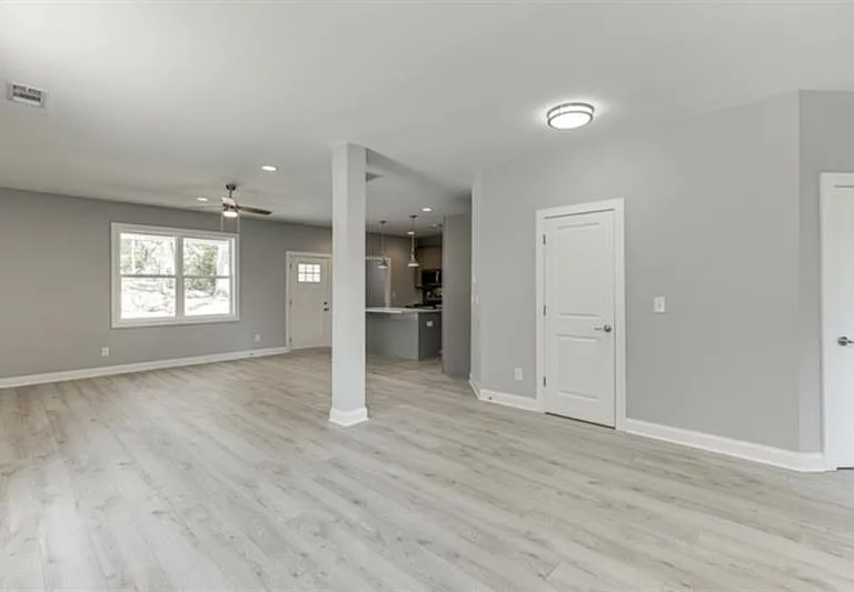 1641 E Broad St — Photo 6
