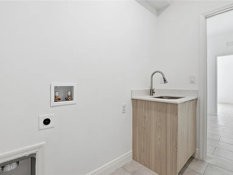 1087 Rugby Ln — Photo 18