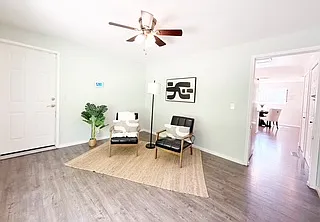 450 NE Riverhill Dr — Photo 24