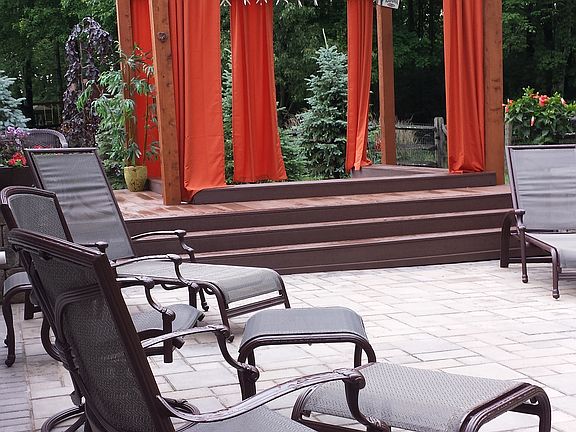 Hot tub entertaining area