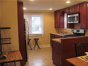 5th image of 36 Manhasset St