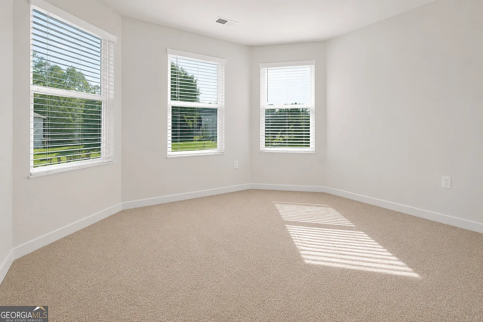 5 bed, 3.0 bath, 2392 sqft, $3,150 — Photo 2