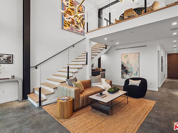 4th image of 303 Venice Way