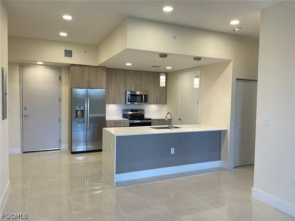 2 bed, 2.0 bath, 1063 sqft, $2,300 — Photo 1