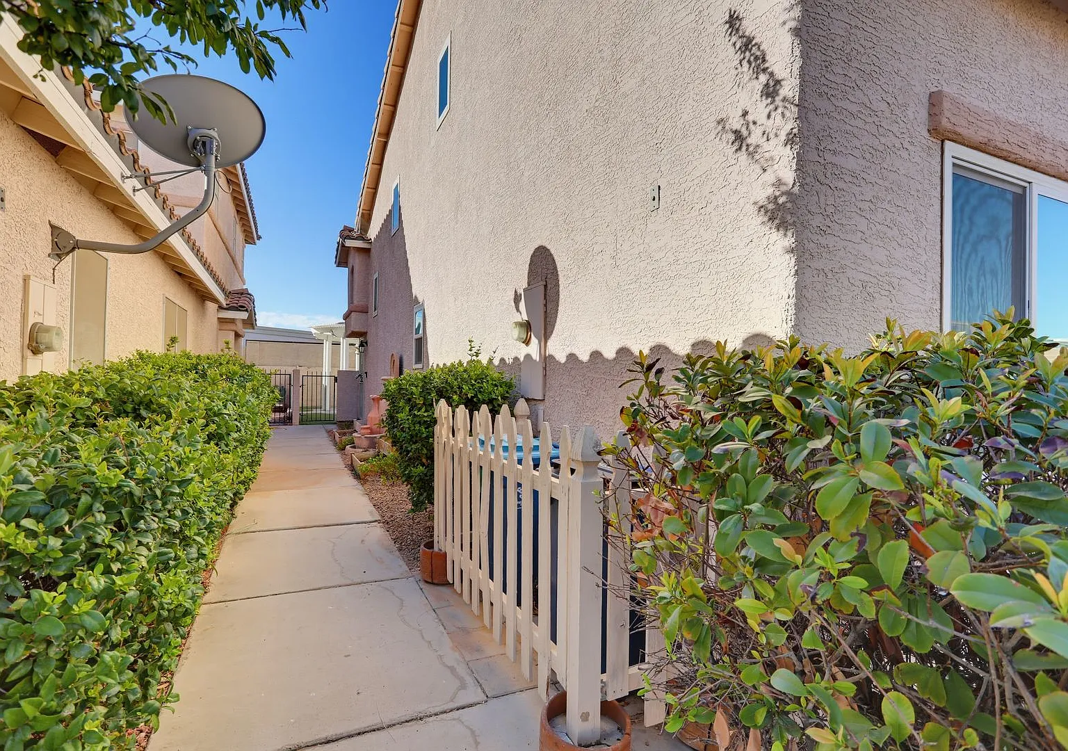 2 Bedroom Townhome With 1st Floor Bed and Bath — Photo 4