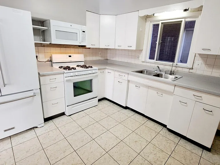 5950 Phillips Ave — Photo 9